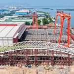 VÒM THÉP 1.400 TẤN CẦU ĐI BỘ QUA SÔNG SÀI GÒN CẬP BẾN, SẴN SÀNG CHO CỘT MỐC HỢP LONG