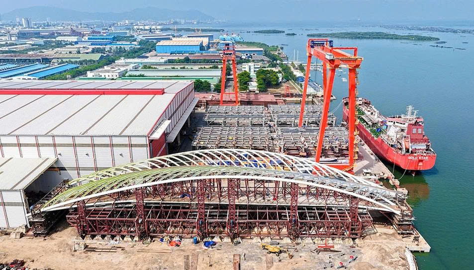 VÒM THÉP 1.400 TẤN CẦU ĐI BỘ QUA SÔNG SÀI GÒN CẬP BẾN, SẴN SÀNG CHO CỘT MỐC HỢP LONG